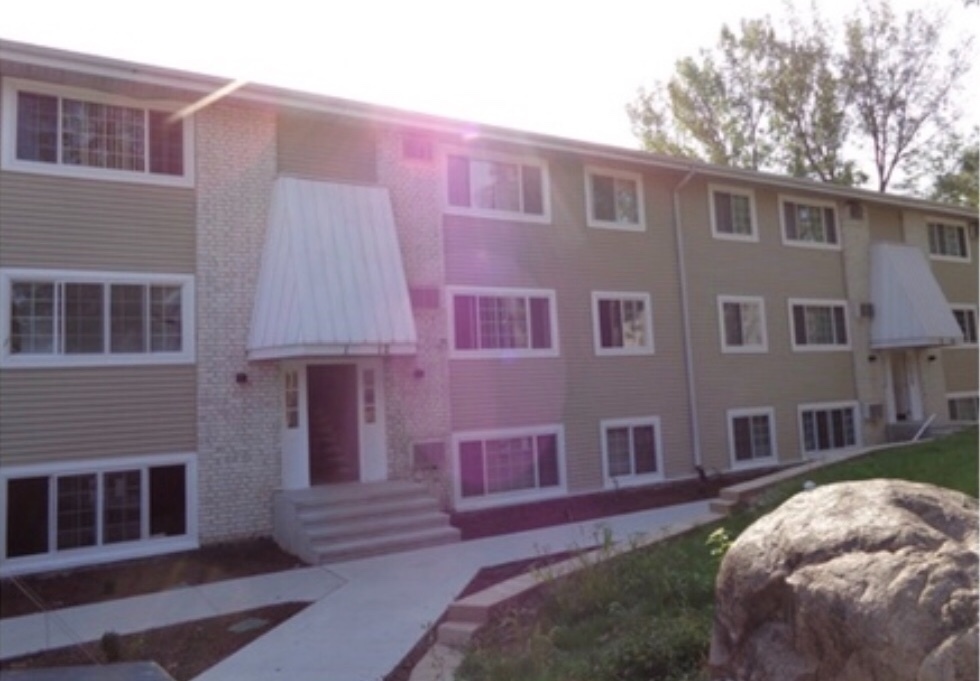 Hiawatha Apartment: 285 Robins Rd