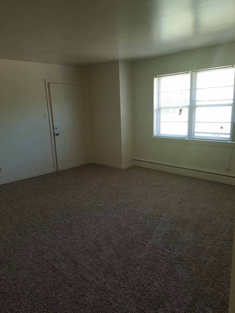 Cedar Rapids Apartment: 1300-1500 Oakland Rd NE