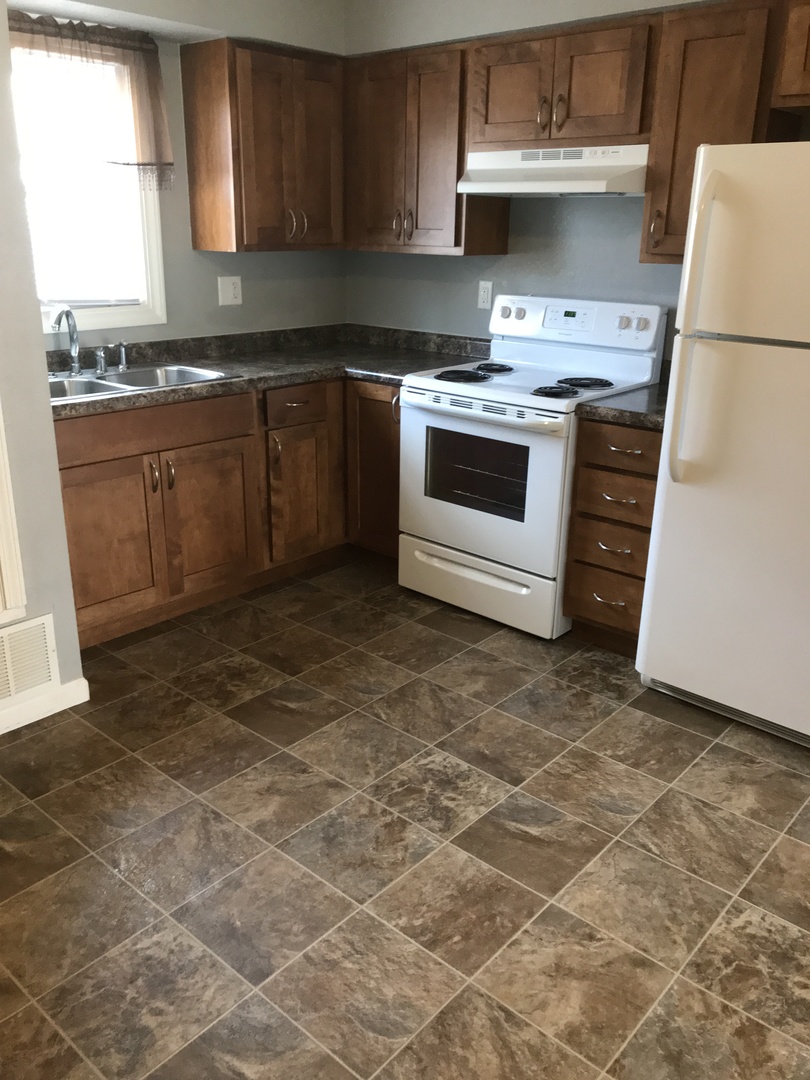 Cedar Rapids Apartment: 3311, 3321 and 3333 Pioneer Ave SE