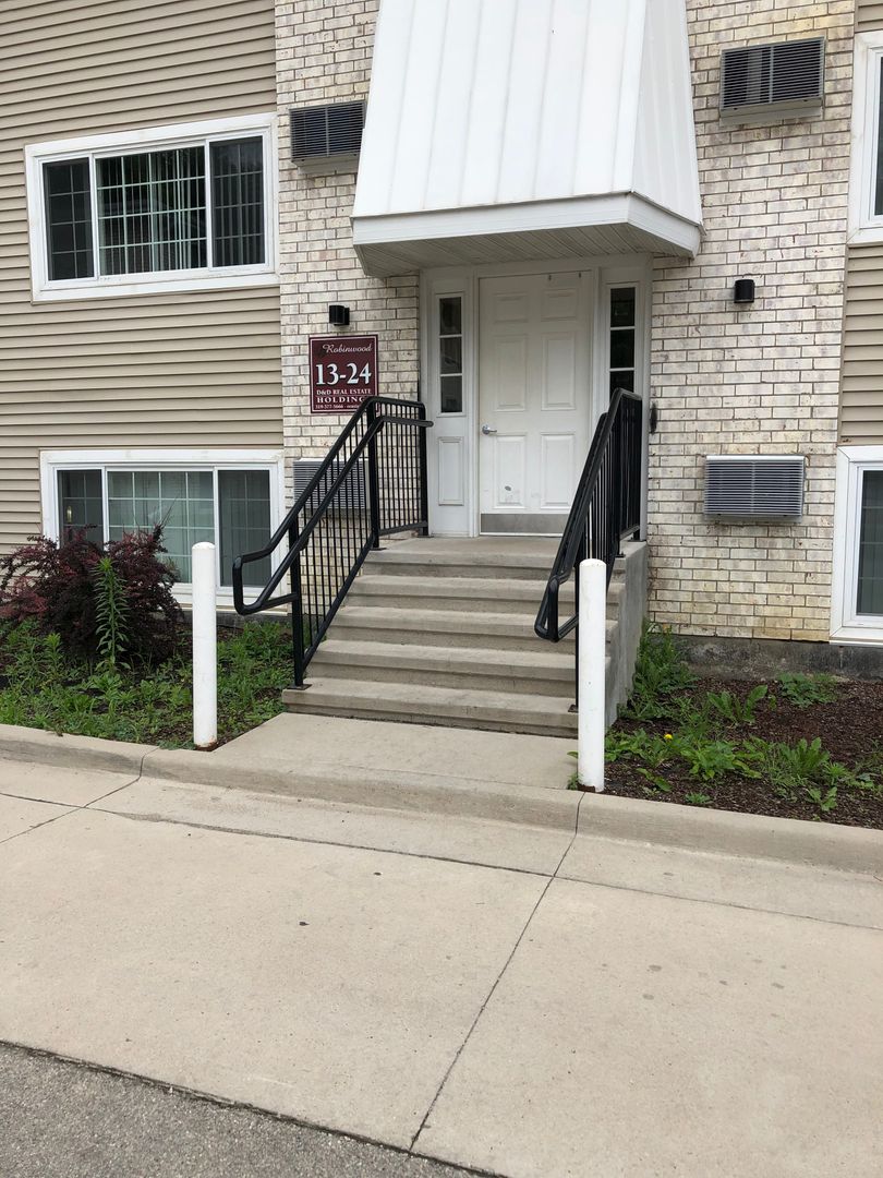 Hiawatha Apartment: 285 Robins Rd