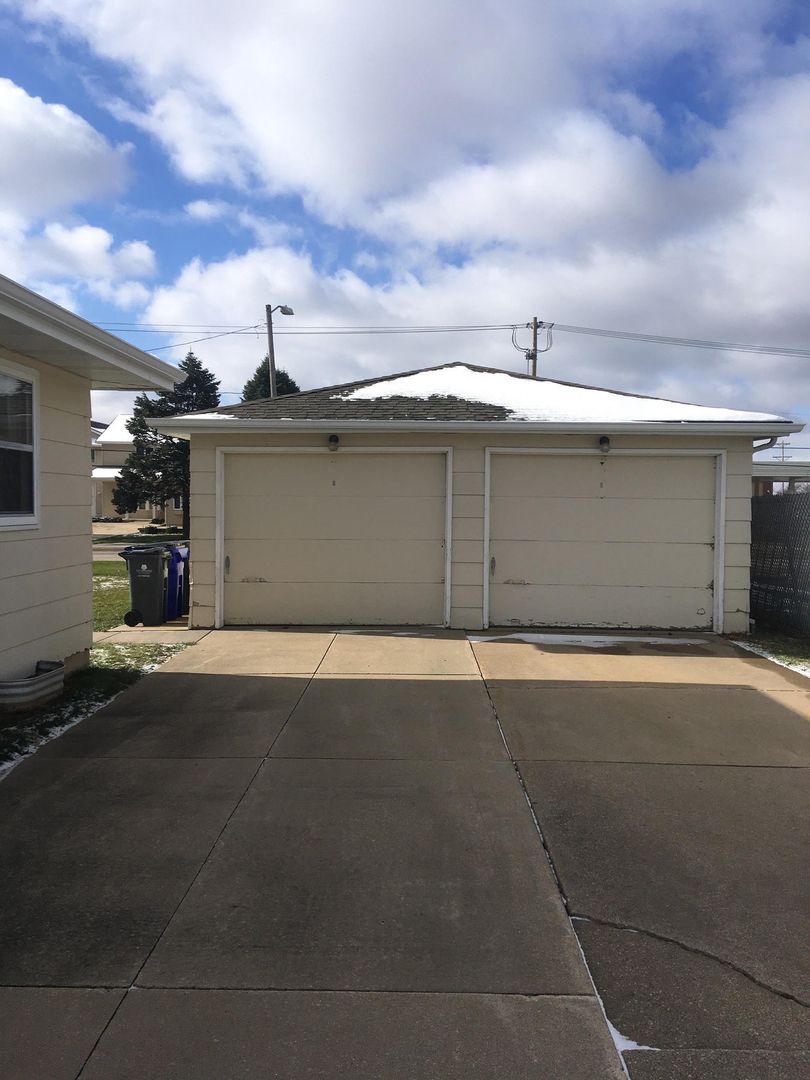 Cedar Rapids Apartment: 2324 Victoria Dr SW