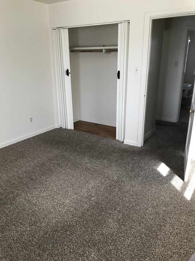 Cedar Rapids Apartment: 1300-1500 Oakland Rd NE