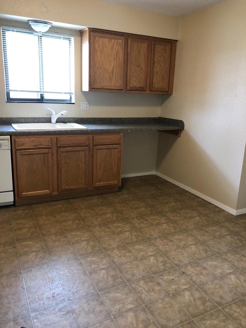 Cedar Rapids Apartment: 3300-3312 Oakland Rd Ne