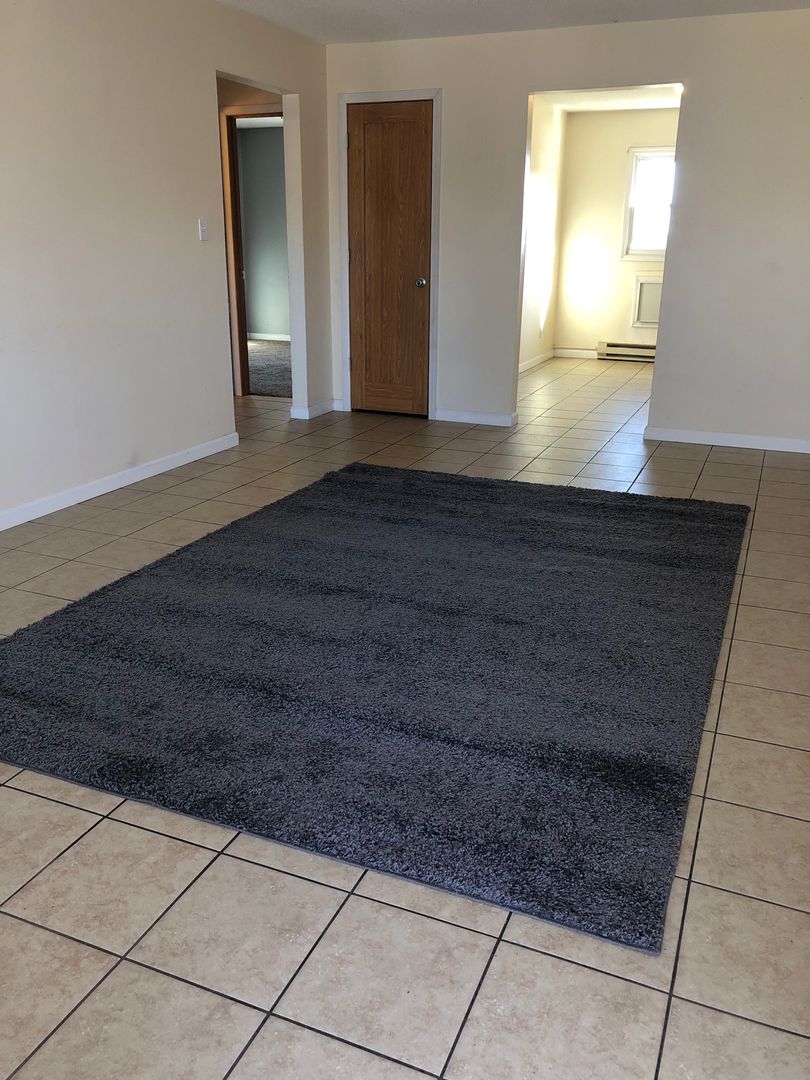 Cedar Rapids Apartment: 3311, 3321 and 3333 Pioneer Ave SE