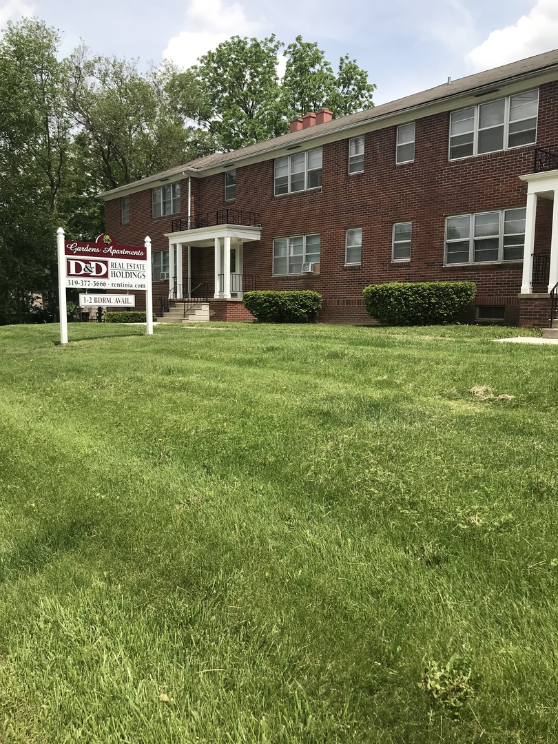 Cedar Rapids Apartment: 1300-1500 Oakland Rd NE