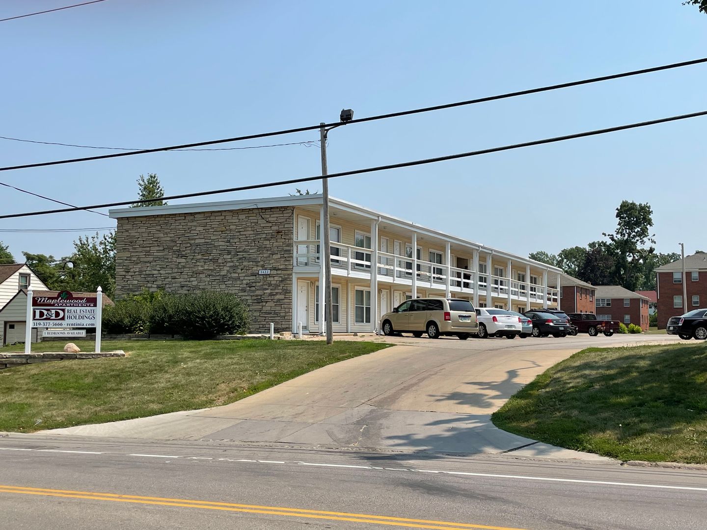Cedar Rapids Apartment: 1420-1422 Oakland Rd NE