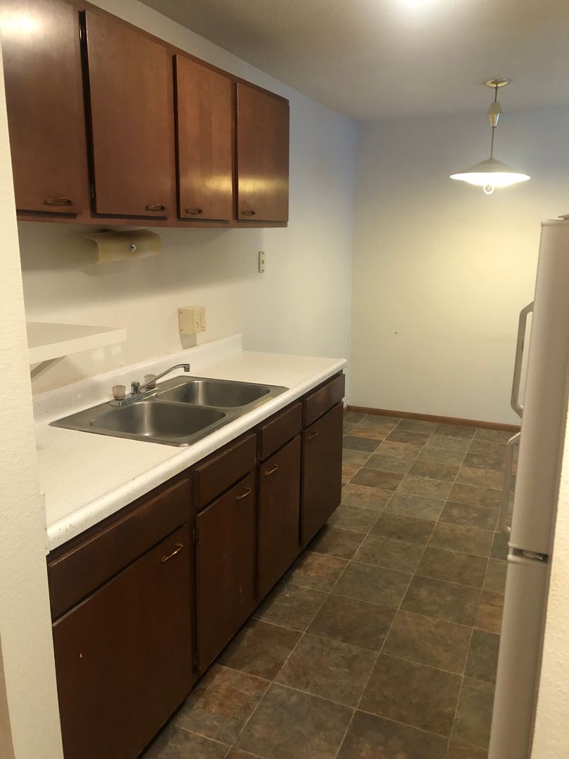 Cedar Rapids Apartment: 2030 1st Ave NE