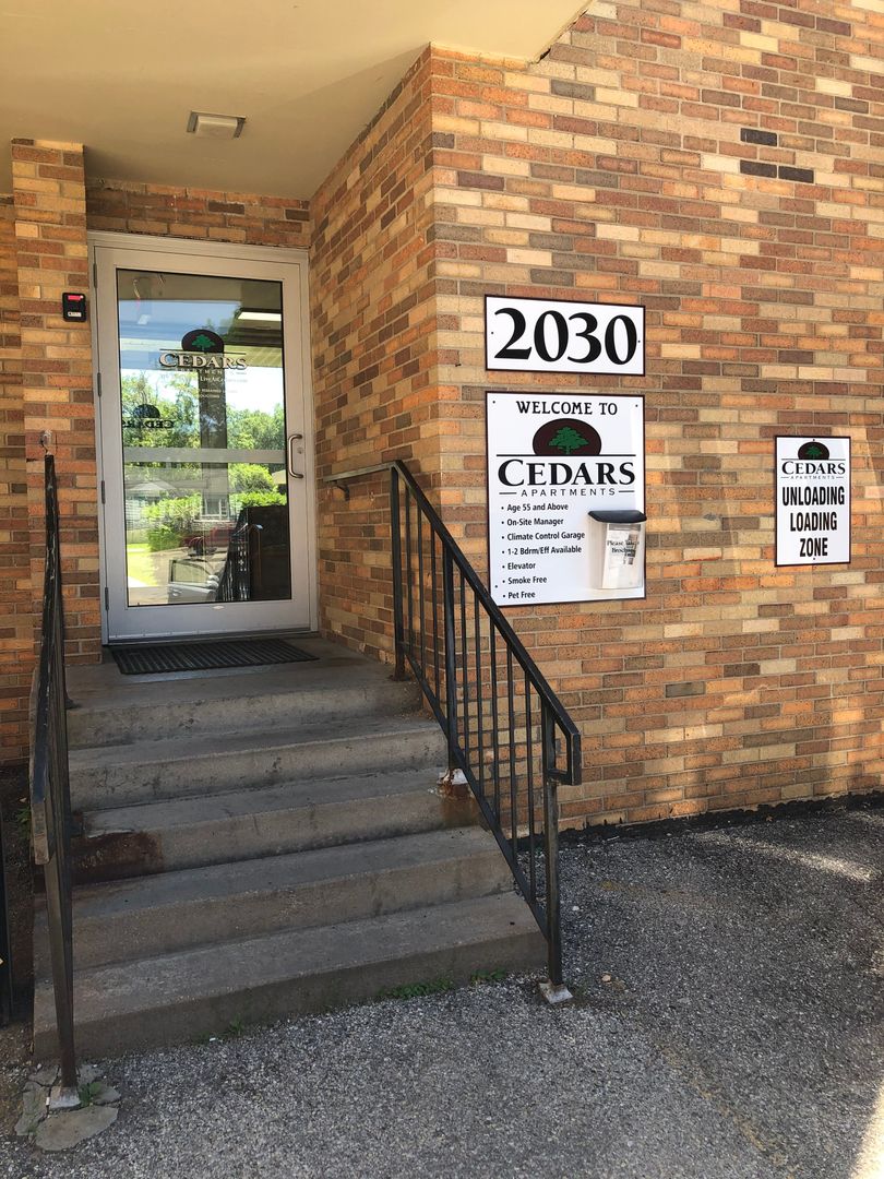Cedar Rapids Apartment: 2030 1st Ave NE