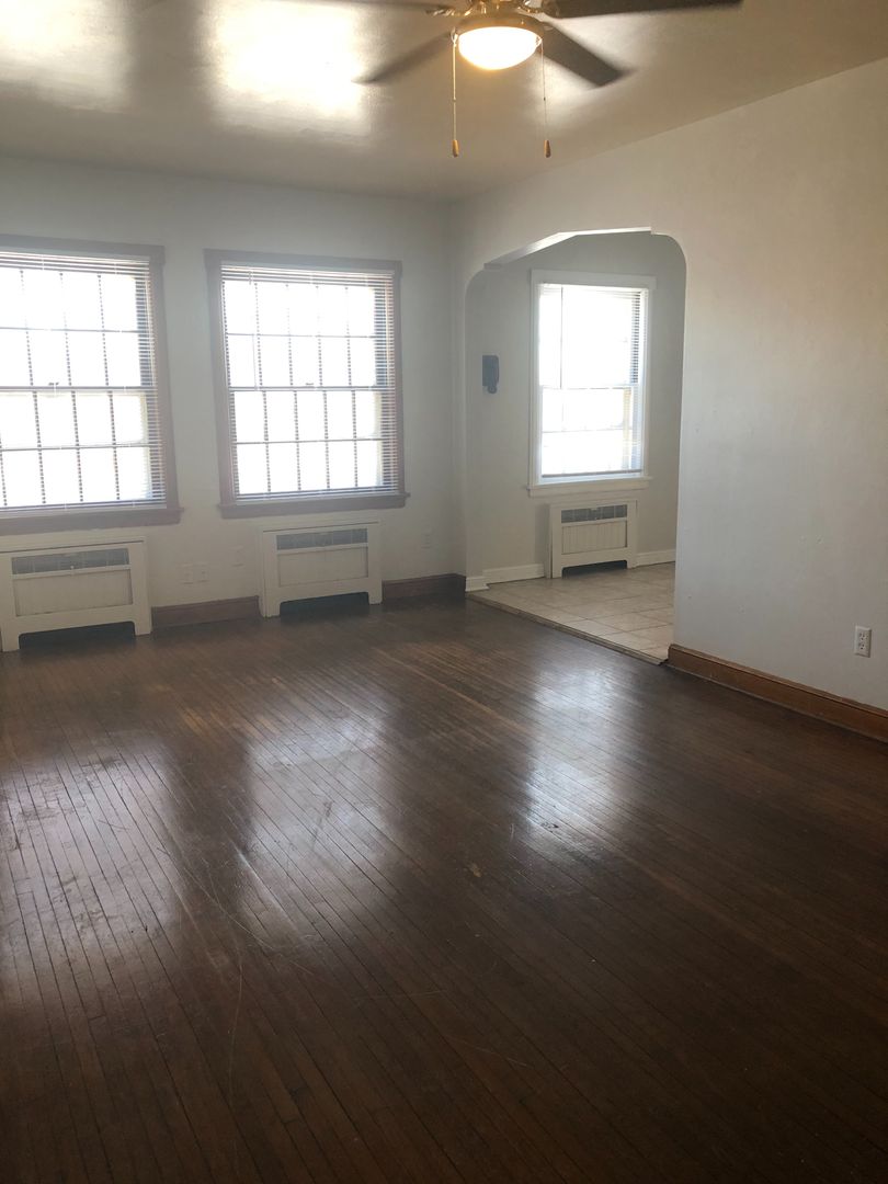 Cedar Rapids Apartment: 1834 1st Ave NE