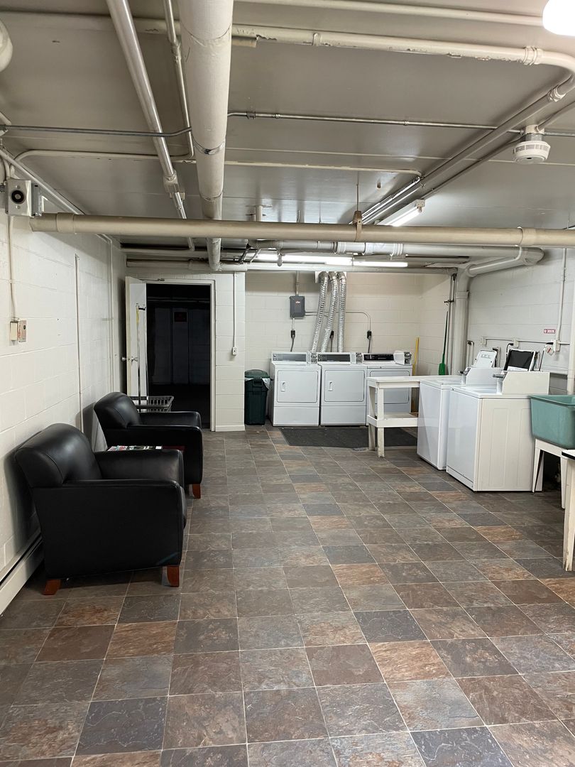 Cedar Rapids Apartment: 2030 1st Ave NE