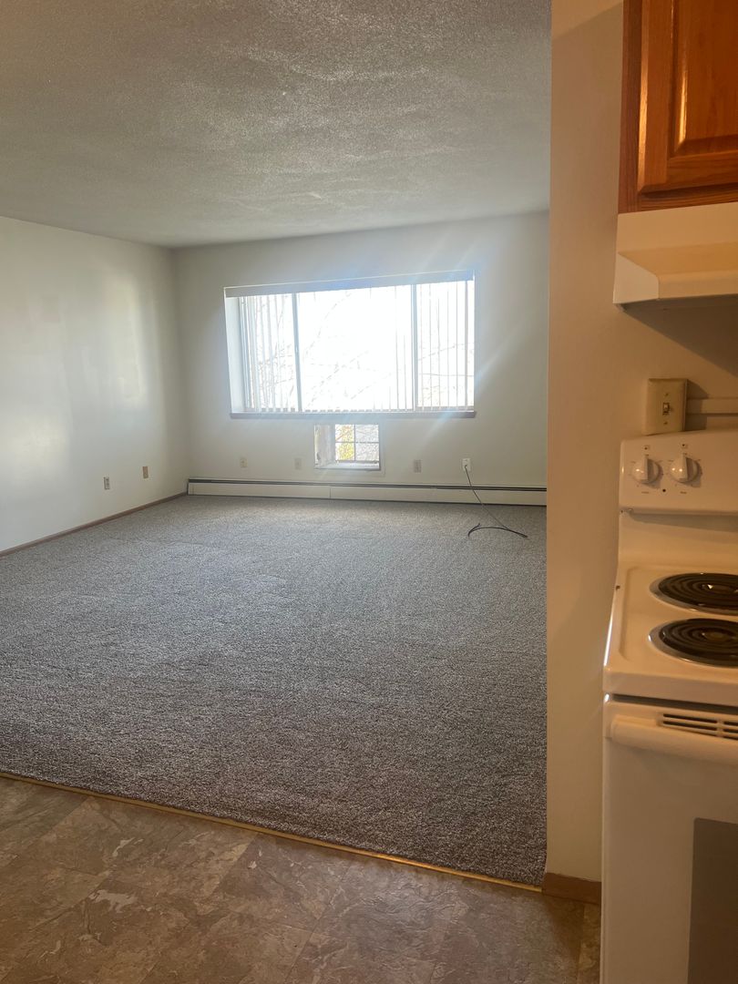 Cedar Rapids Apartment: 2030 1st Ave NE