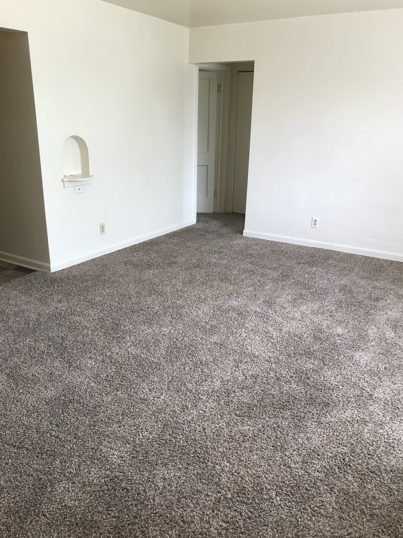 Cedar Rapids Apartment: 1300-1500 Oakland Rd NE