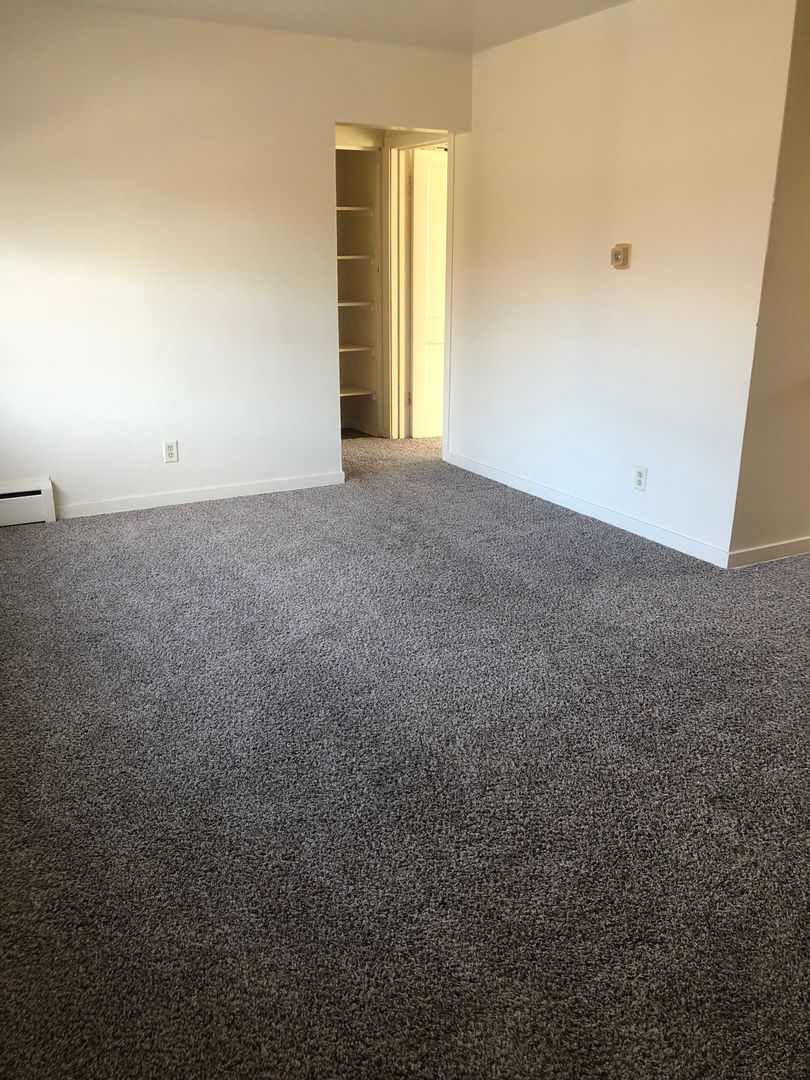 Cedar Rapids Apartment: 1300-1500 Oakland Rd NE