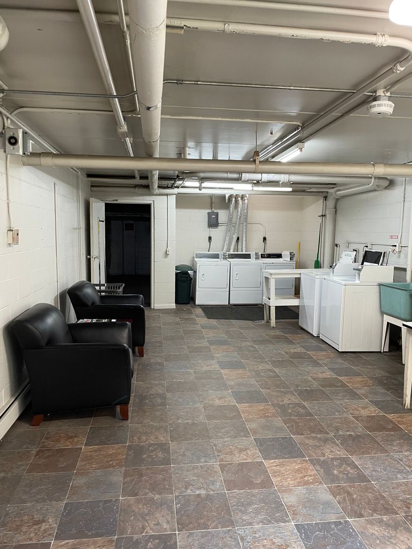 Cedar Rapids Apartment: 2030 1st Ave NE