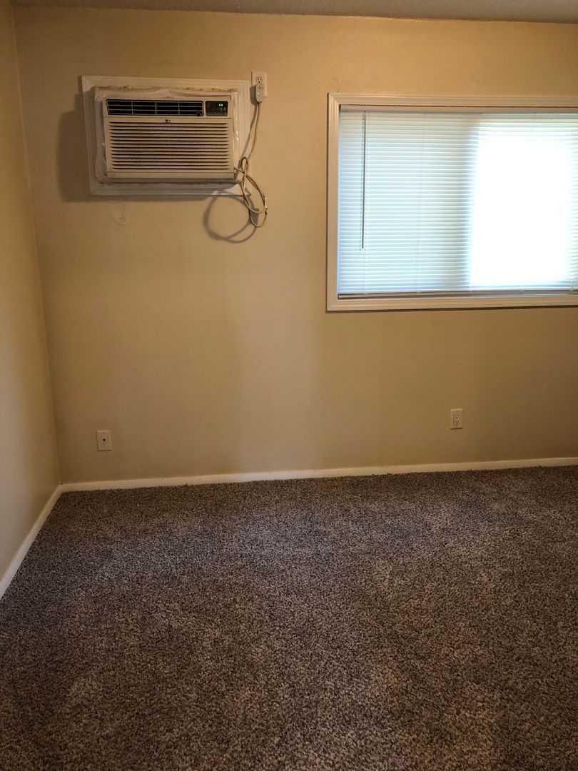 Cedar Rapids Apartment: 1420-1422 Oakland Rd NE