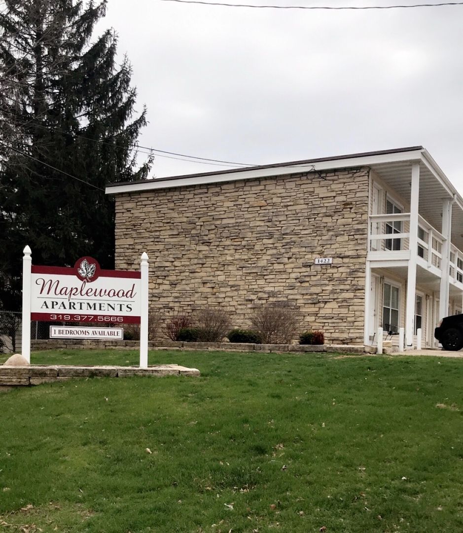 Cedar Rapids Apartment: 1420-1422 Oakland Rd NE