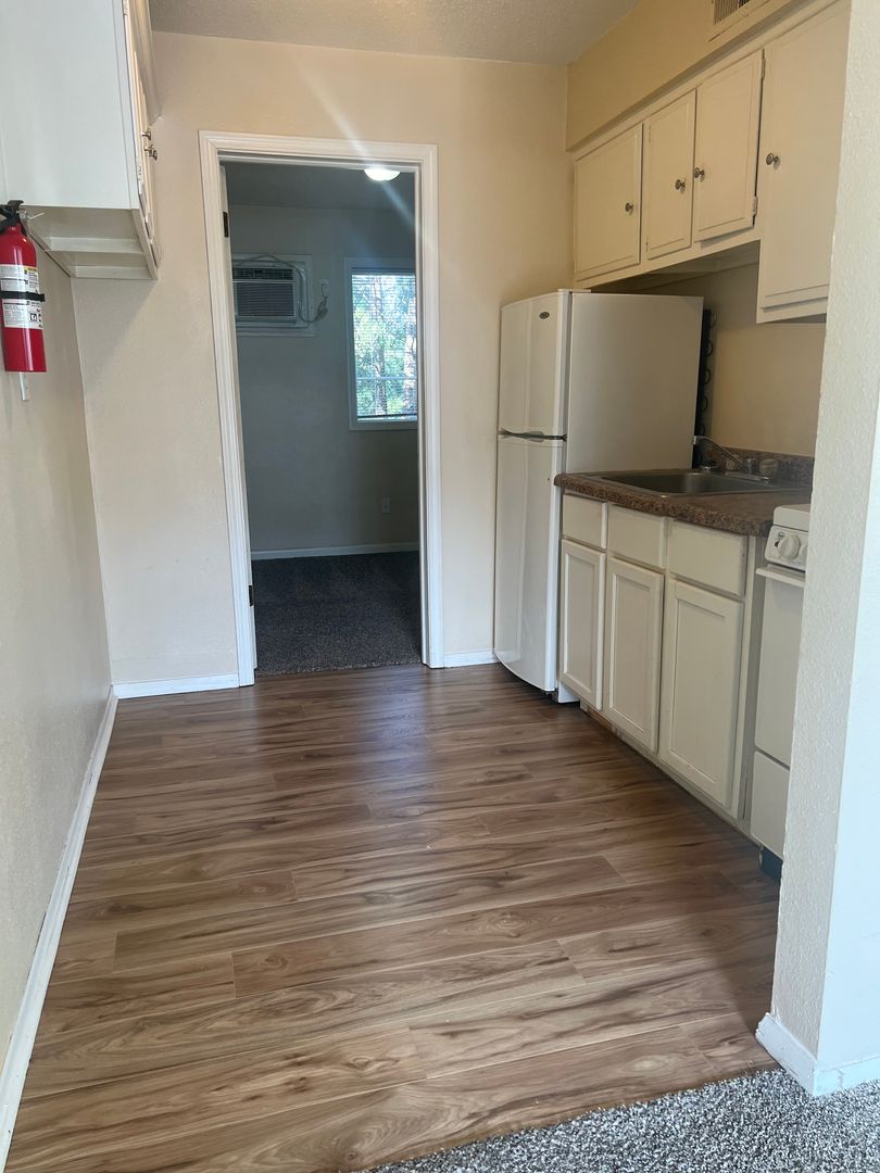 Cedar Rapids Apartment: 1420-1422 Oakland Rd NE