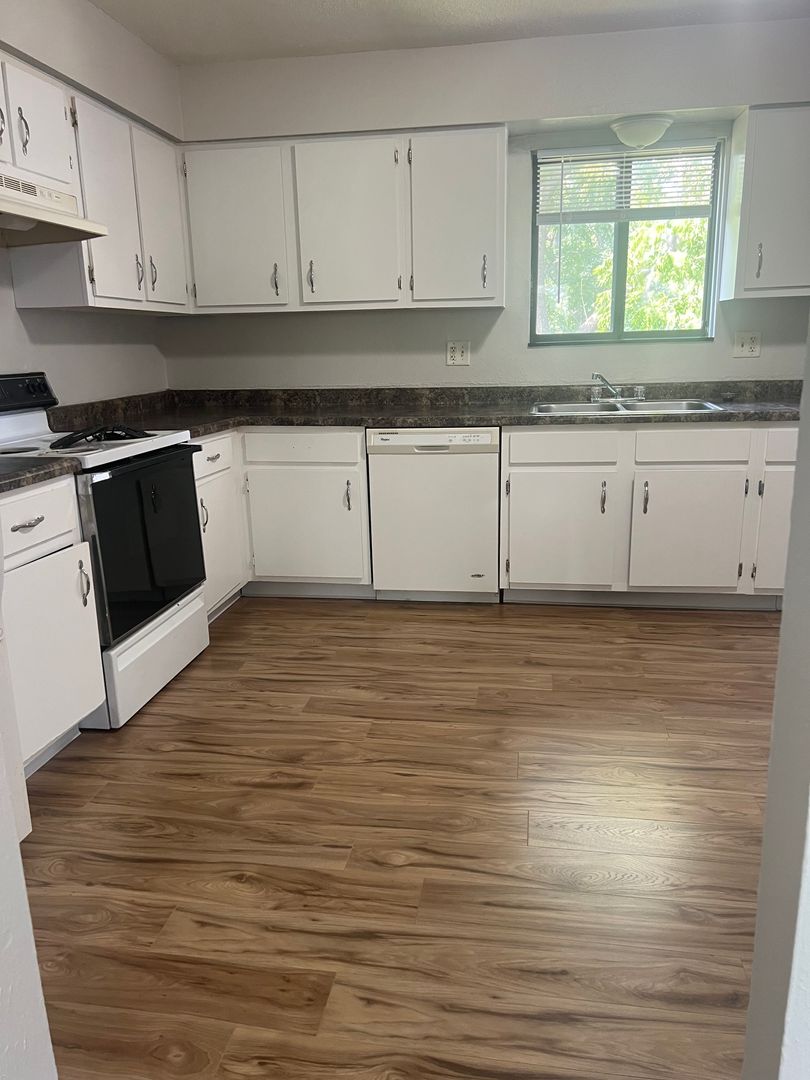 Cedar Rapids Apartment: 3300-3312 Oakland Rd Ne