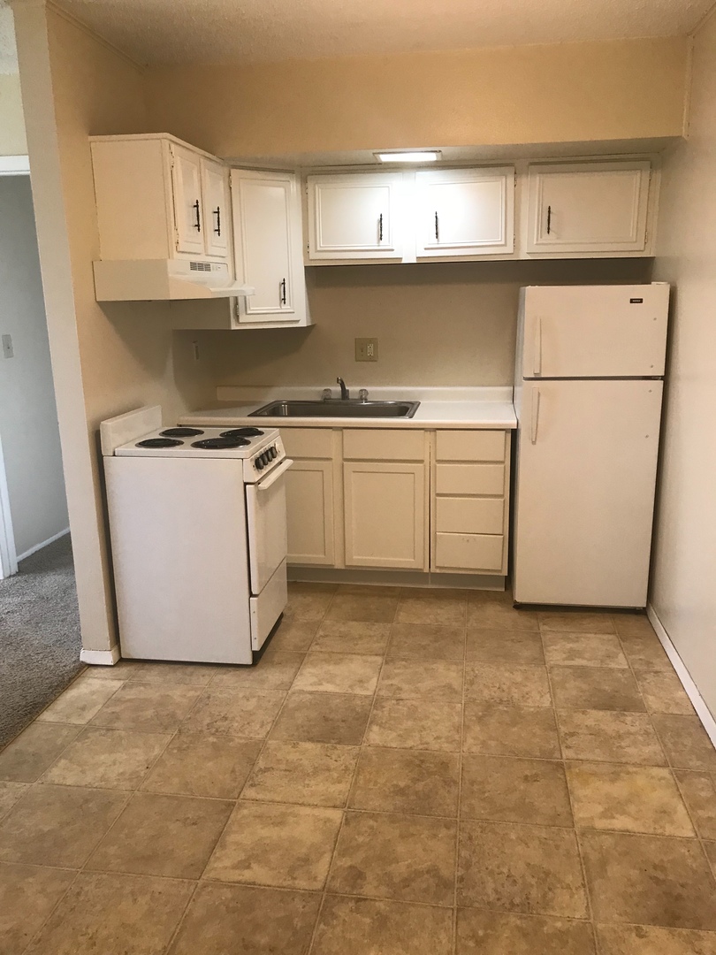Marion Apartment: 1345-1365 Meadowview Dr