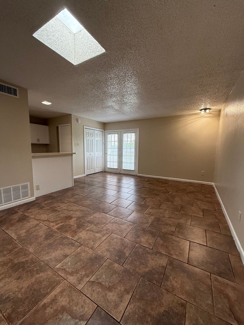 Tyler Apartment: 501 E. Houston St.