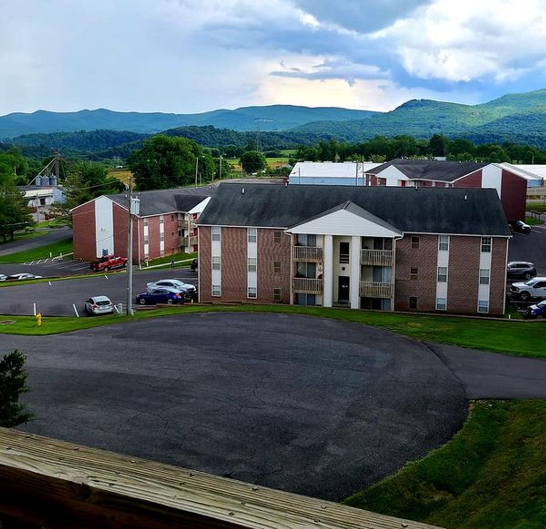 Wytheville Apartment: 395 Chapman Rd