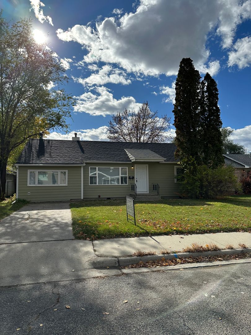 2 Bedroom House with a 2 Car Garage 