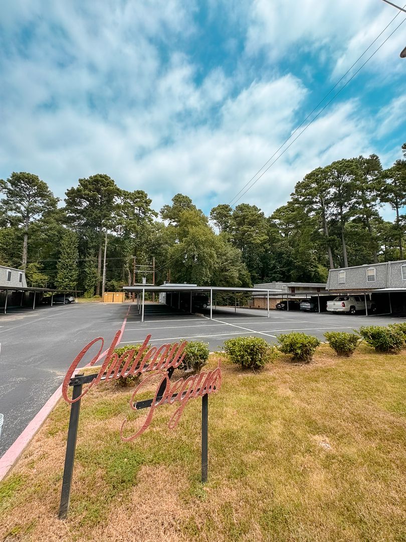 Longview House: 1602 N 7th #14