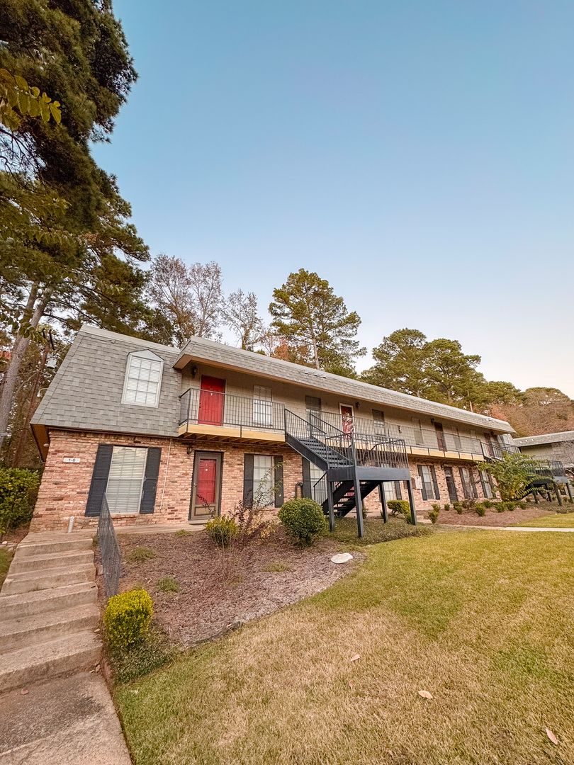 Longview House: 1600 N 7th #2