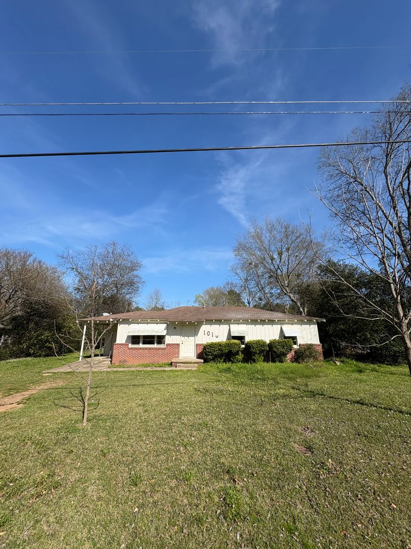 Longview House: 1010 Willow Springs