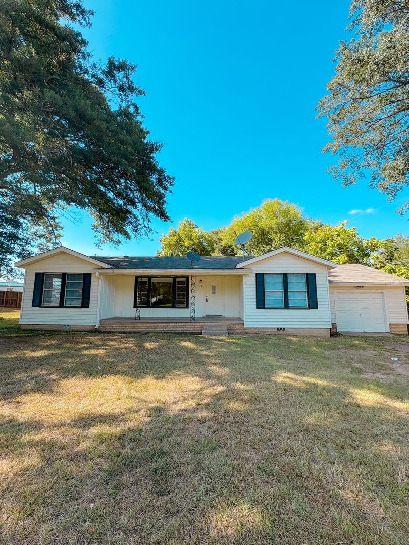 Longview House: 101 E Pirate