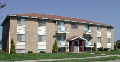 Three bedroom heat and water included with a balcony – photo 1