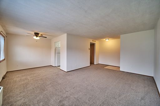 Large units on desired Lakeshore blvd with access to lake, entertainment, shopping and sports – photo 1
