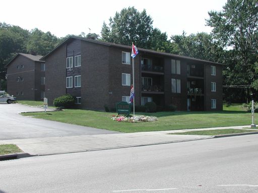 Two Bedroom including heat and water in a private park like setting – photo 1