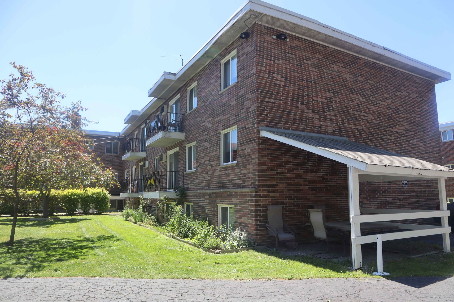 Cleveland Apartment: 19111-19113 Bella Dr