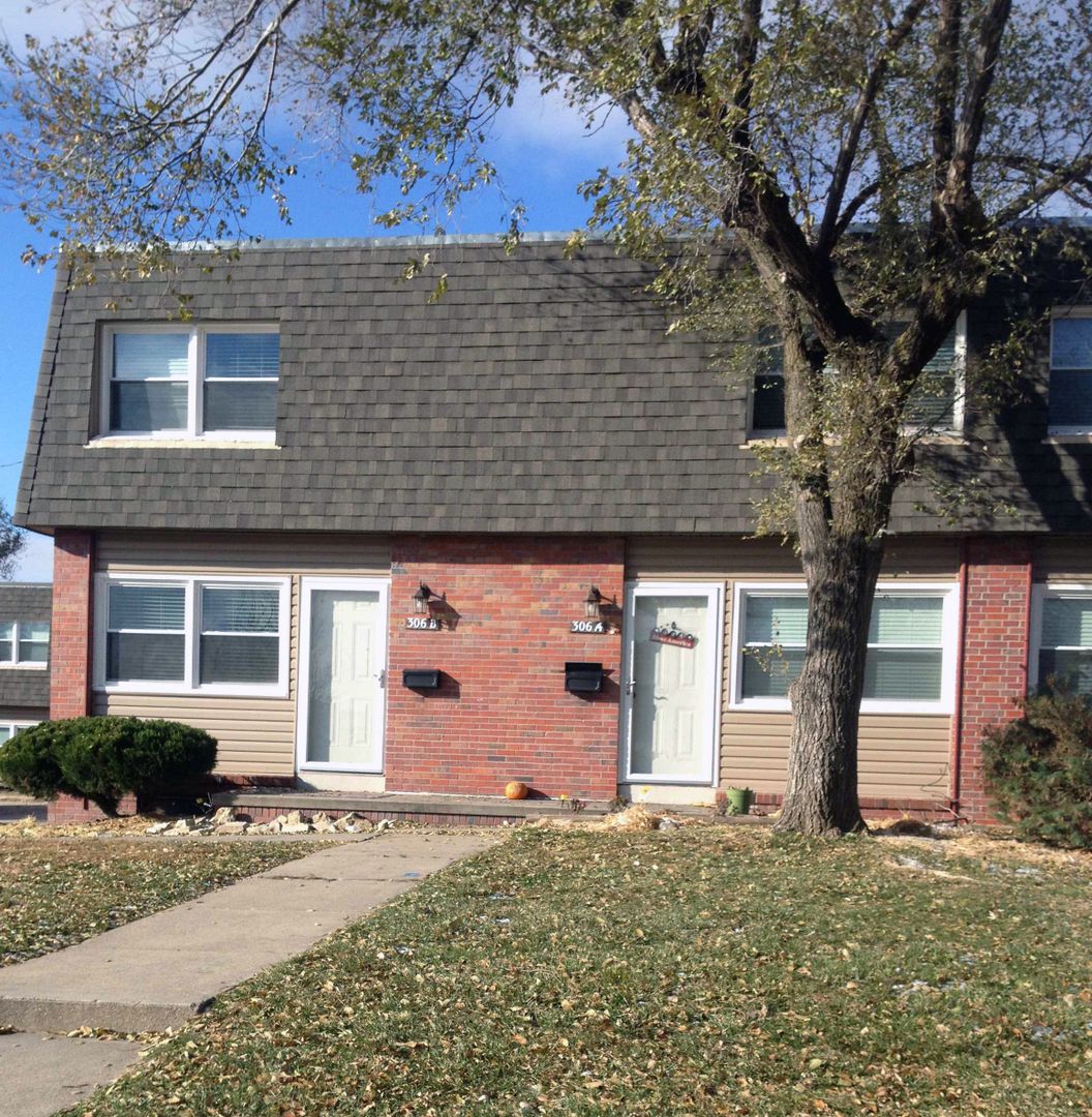 Bellevue Apartment: 302 Chateau Dr