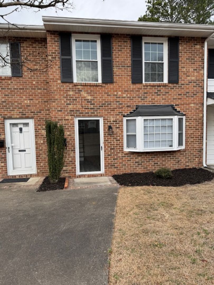 Goldsboro House: 610 Park Avenue #16