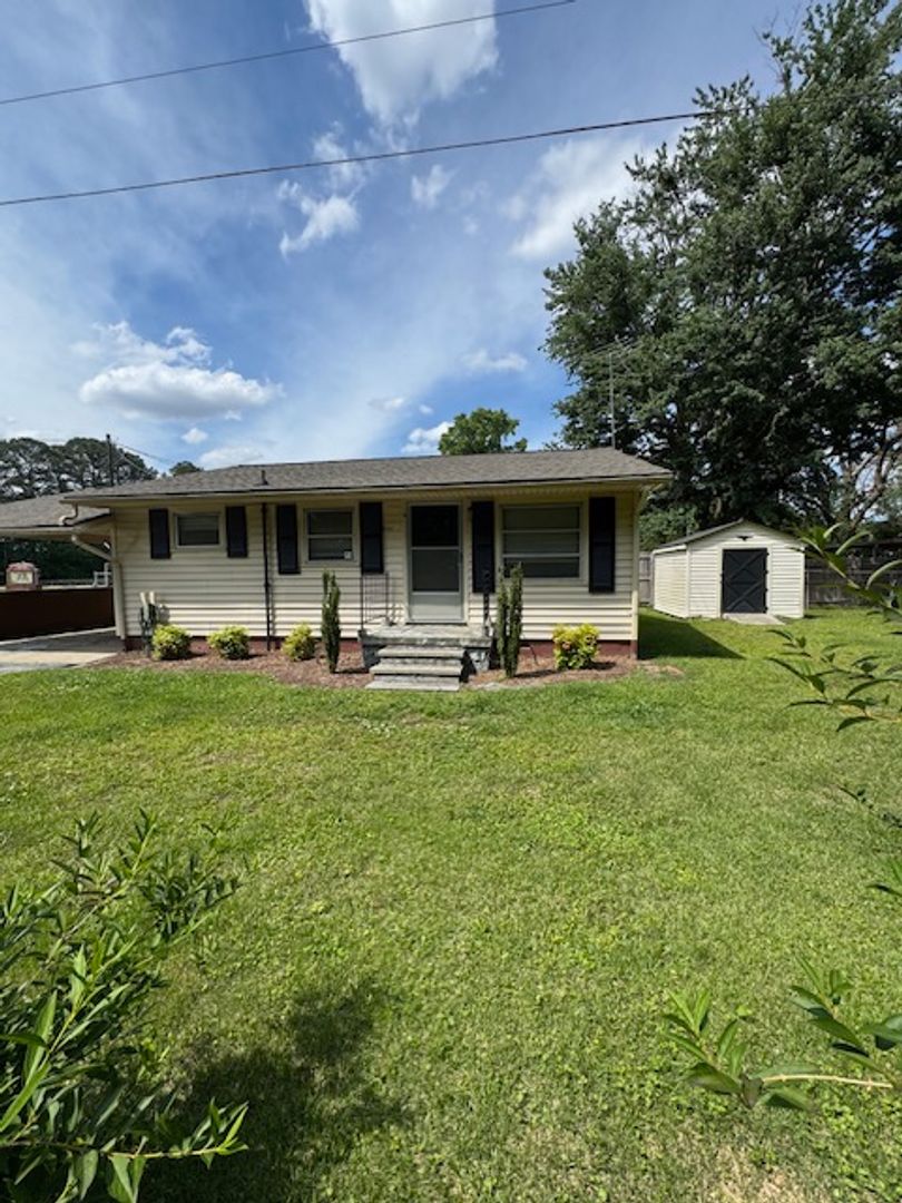 Goldsboro House: 301 Woodview Drive