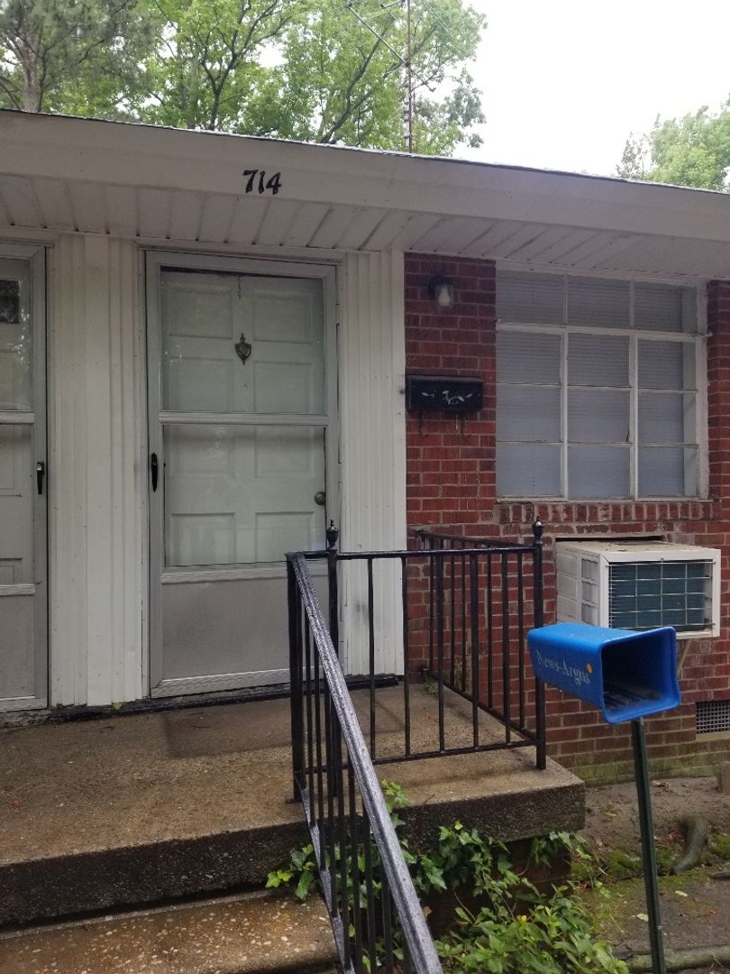 Goldsboro House: 714 Pou St