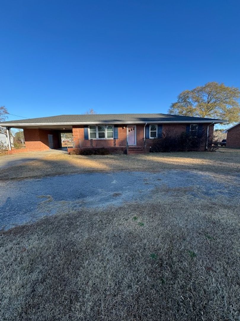 Goldsboro House: 123 Bear Creek Rd