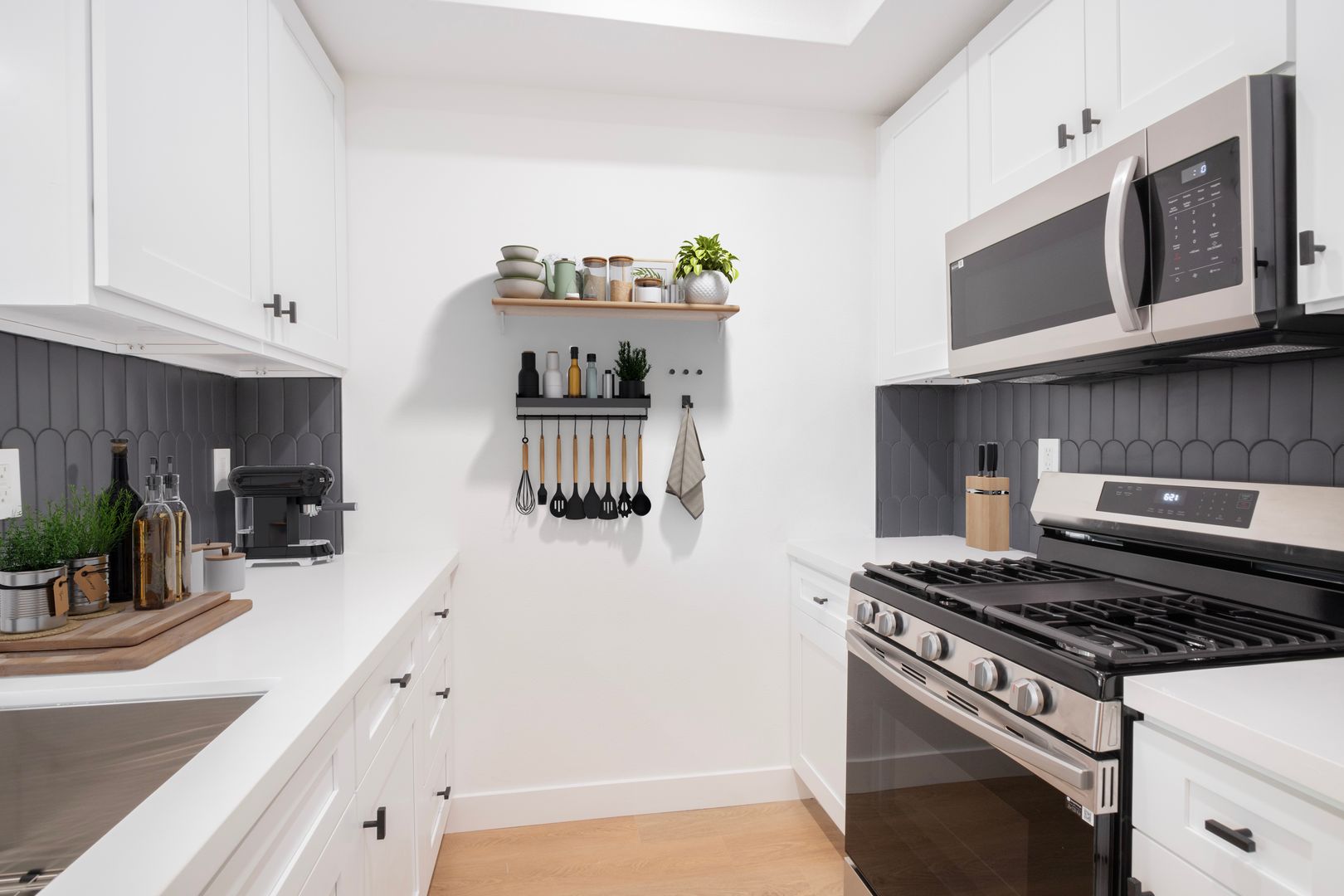 Los Angeles Apartment: 1616 N Serrano Ave.