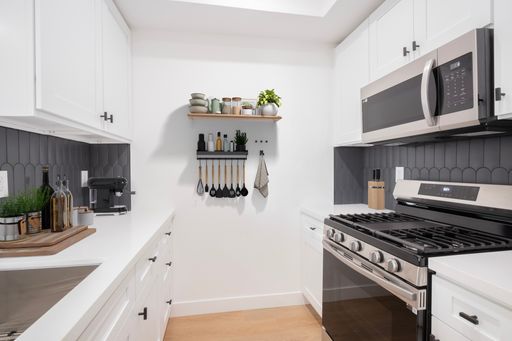 Modern 2BR with City Views | Gated Parking – photo 1