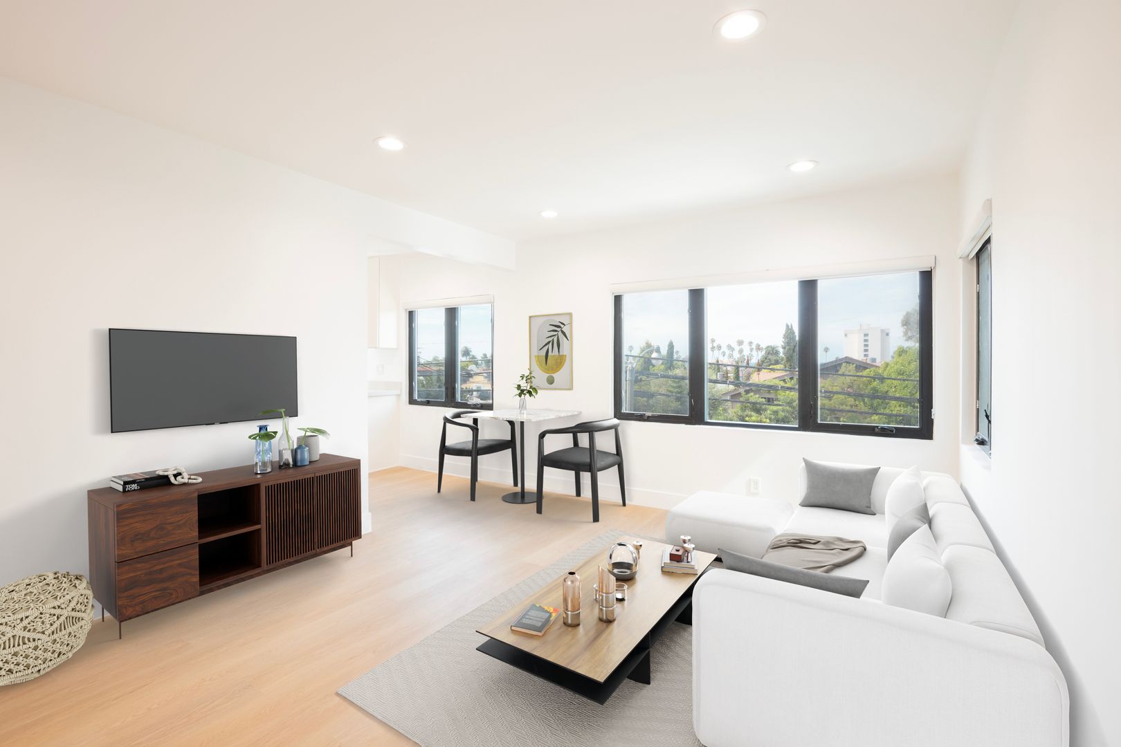 Santa Monica Apartment: 2103 3rd St