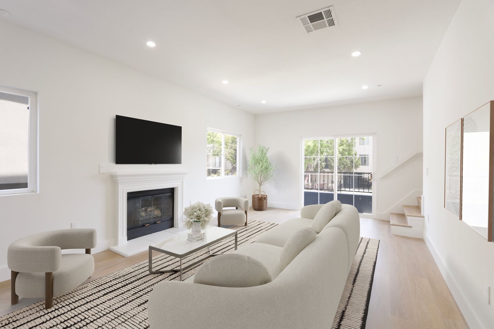 Los Angeles Apartment: 1325 N Poinsettia Pl