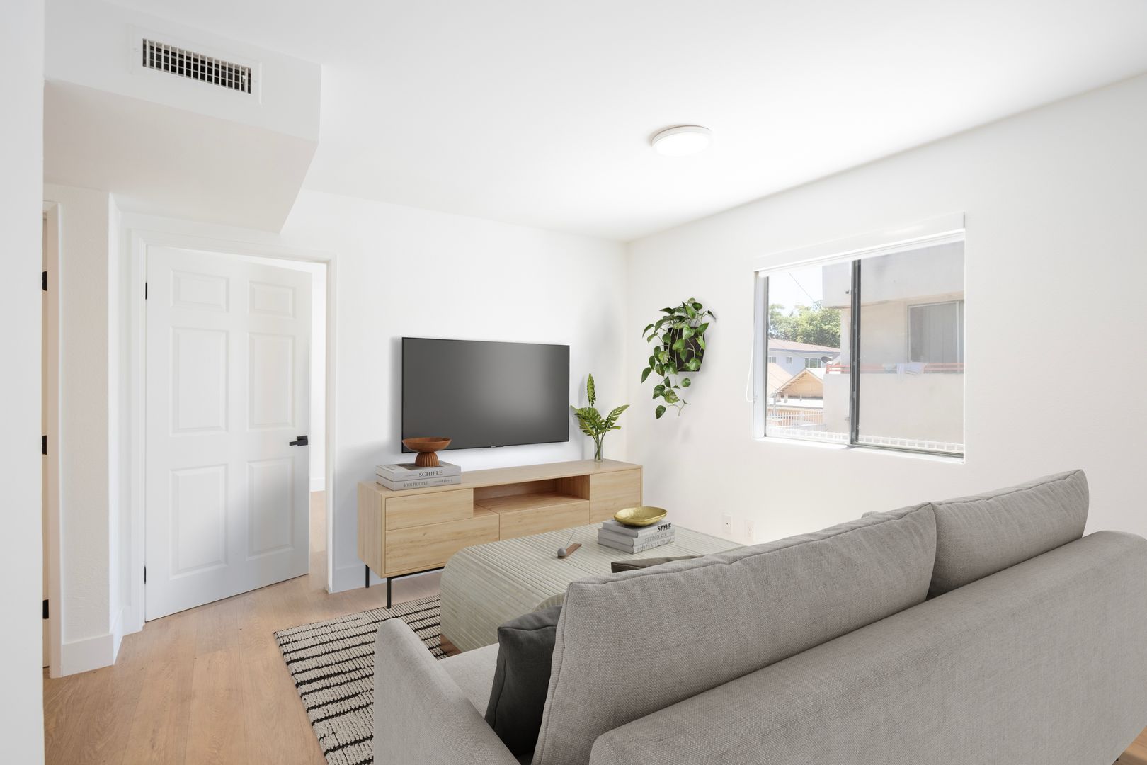 Los Angeles Apartment: 5716 Lexington Ave