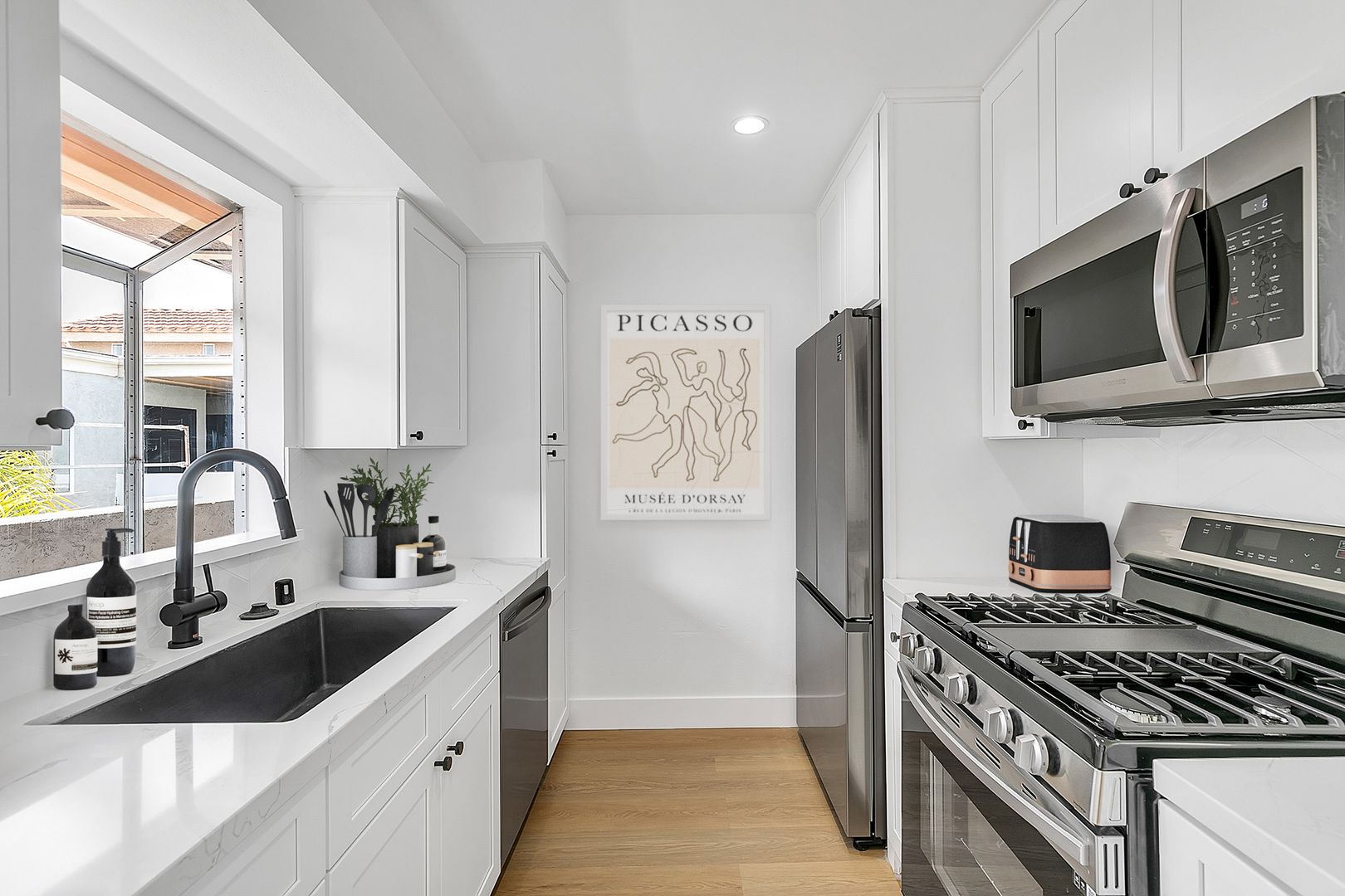 Los Angeles Apartment: 12420 Woodgreen St