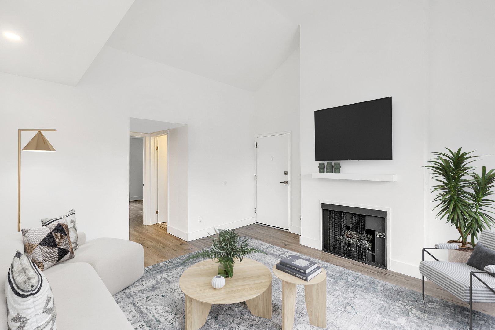 Los Angeles Apartment: 1325 N Poinsettia Pl