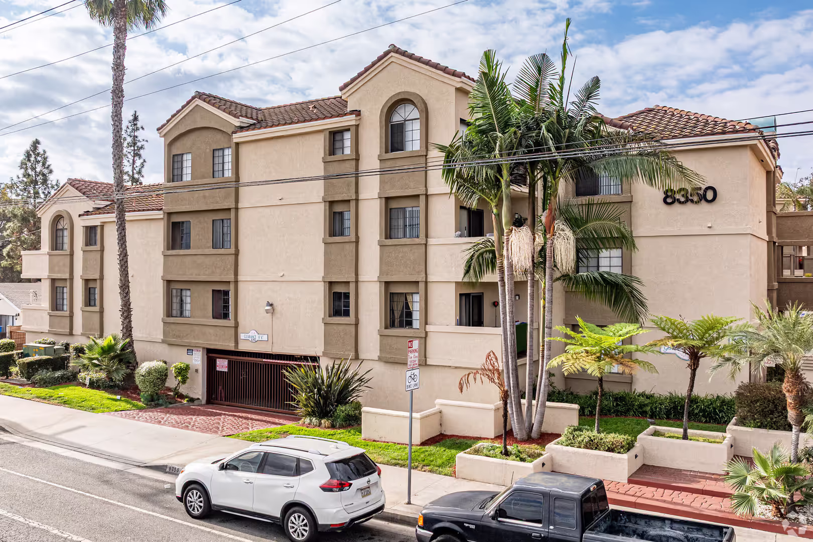 Paramount Apartment: 8350 Gardendale St