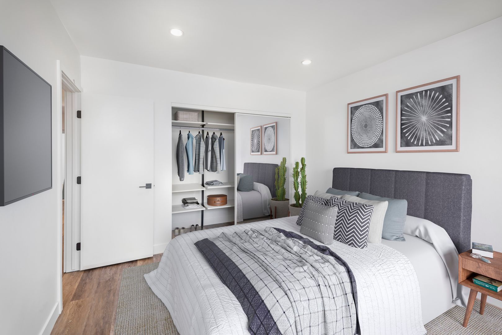 Los Angeles Apartment: 1563 Gordon Street