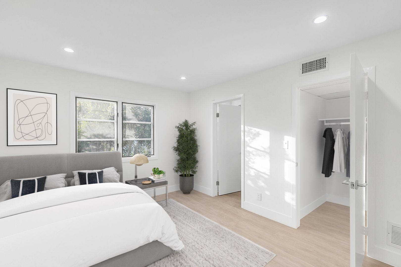 Santa Monica Apartment: 1133 25th St