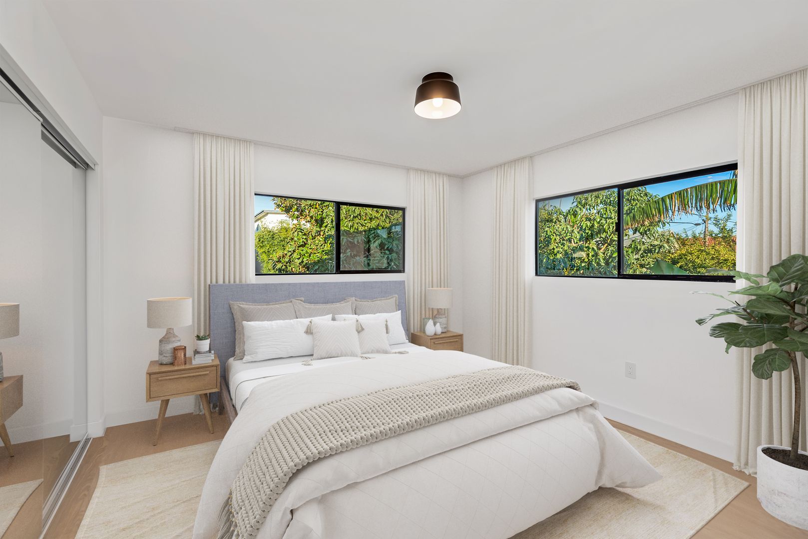 Los Angeles Apartment: 3415 London St